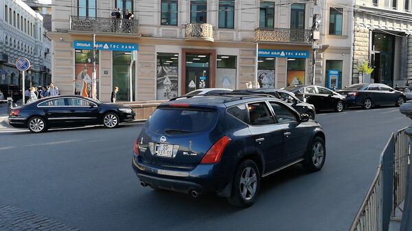 Как пешеходов в Тбилиси научили переходить улицу по подземному переходу - Sputnik Грузия