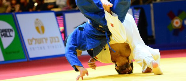 Дзюдоист Амиран Папинашвили проводит поединок в рамках чемпионата Европы Дзюдоист Амиран Папинашвили проводит поединок в рамках чемпионата Европы - Sputnik Грузия
