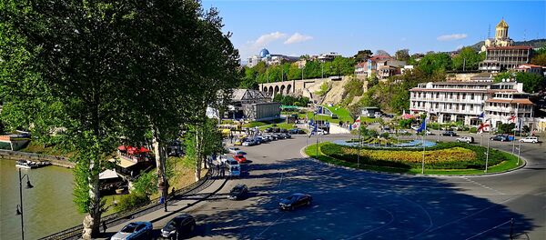 Вид на центр города Тбилиси и площадь Европы в солнечный день Вид на центр города Тбилиси и площадь Европы в солнечный день - Sputnik Грузия
