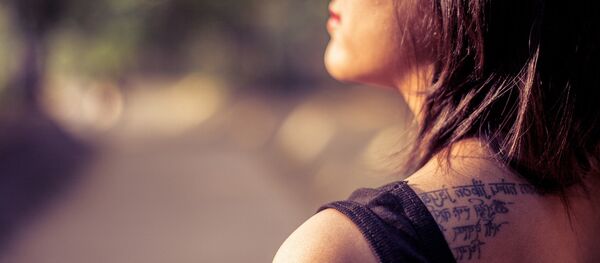 Девушка с татуировкой - Sputnik Грузия
