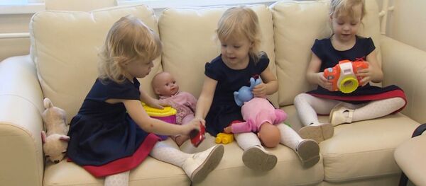 Однояйцевых тройняшек показали прессе через два года после их рождения - Sputnik Грузия