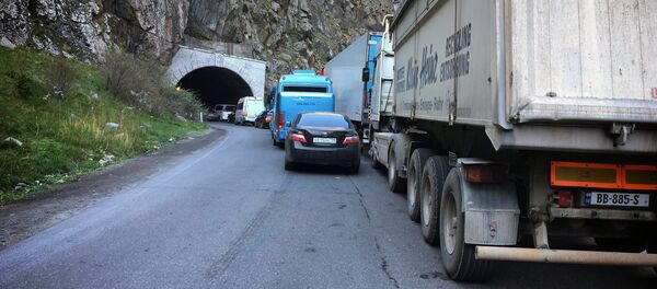 Многокилометровая пробка из автомобилей с российской стороны на границе с Грузией у КПП Верхний Ларс - Sputnik Грузия