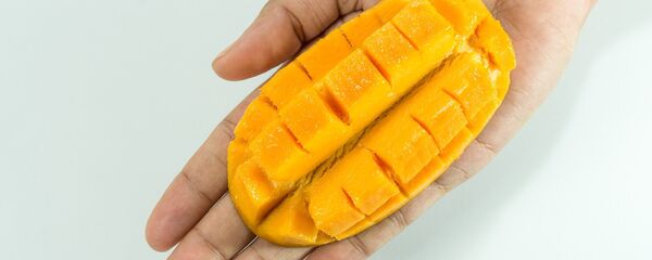 მანგოს ნაჭერი  ხელისგულზე - Sputnik საქართველო