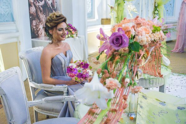 Самое главное на свадьбе - это счастливая невеста и во что она будет одета. В Тбилиси сегодня действуют десятки магазинов и салонов, где представлены платья самого разного покроя - Sputnik Грузия