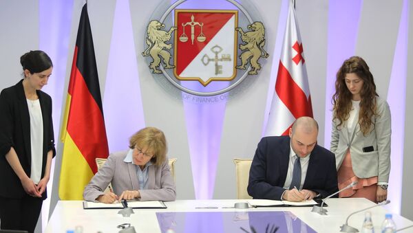Министр финансов Мамука Бахтадзе и чрезвычайный и полномочный посол Германии в Грузии Хаике Фаич подписали соглашение - Sputnik Грузия
