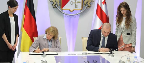 Министр финансов Мамука Бахтадзе и чрезвычайный и полномочный посол Германии в Грузии Хаике Фаич подписали соглашение - Sputnik Грузия