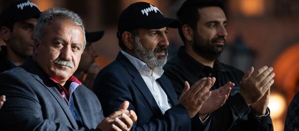 Сасун Микаелян, Никол Пашинян и Ален Симонян во время митинга на площади Республики (30 апреля 2018). Еревaн - Sputnik Грузия