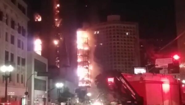 Пожар уничтожил высотку в Сан-Паулу: кадры с места ЧП - Sputnik Грузия