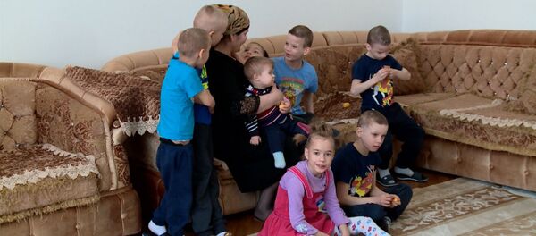 Жительница Дагестана стала мамой для восьмерых детей-сирот с ОВЗ - Sputnik Грузия