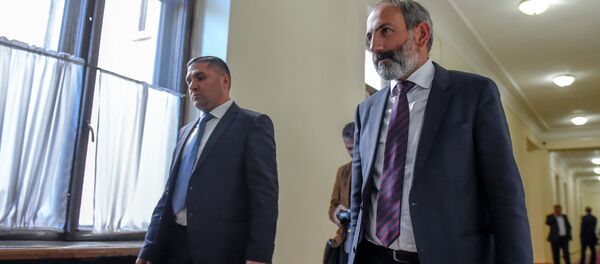 Лидер оппозиционной фракции Елк Никол Пашинян во время специального заседания парламента по выборам нового премьер-министра Армении (1 мая 2018). Еревaн - Sputnik Грузия