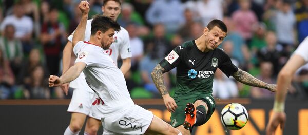 Игрок Локомотива Соломон Кверквелия и игрок Краснодара Фёдор Смолов - Sputnik Грузия