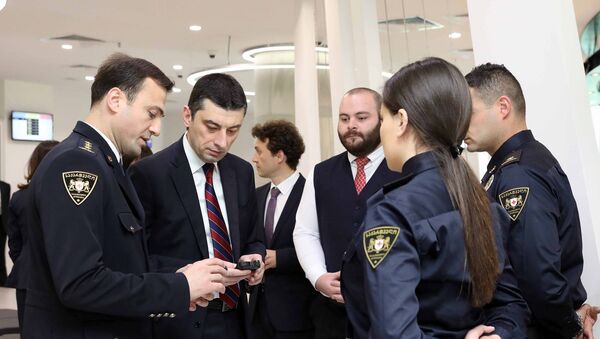 Глава МВД Грузии Георгий Гахария ознакомился с работой новых нагрудных видеокамер для полицейских - Sputnik Грузия