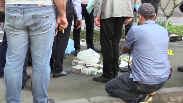 Пачки денег и ружье: кадры с места задержания напавшего на банк в Ереване - Sputnik Грузия