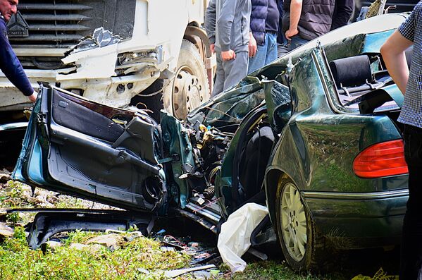После лобового столкновения легковой автомобиль Мерседес получил значительные повреждения - Sputnik Грузия