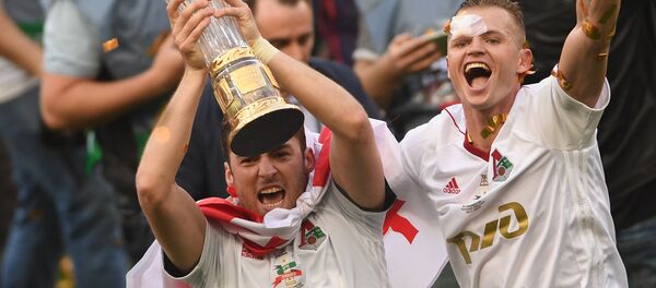 Игроки ФК Локомотив Соломон Кверквелия (слева) и Дмитрий Тарасов с кубком чемпионата России по футболу - Sputnik Грузия