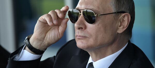 Президент РФ Владимир Путин наблюдает за демонстрационными полетами пилотажных групп во время посещения XIII Международного авиационно-космического салона МАКС-2017 в подмосковном Жуковском - Sputnik Грузия