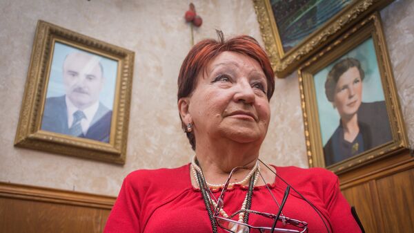 Зоя Райсян на фоне родительских портретов - Sputnik Грузия