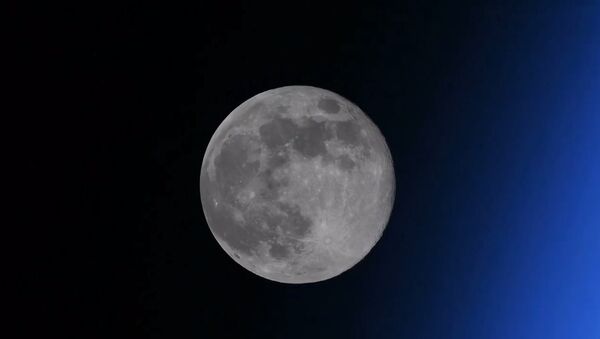 Исчезающая Луна: российский космонавт снял лунный закат на видео - Sputnik Грузия