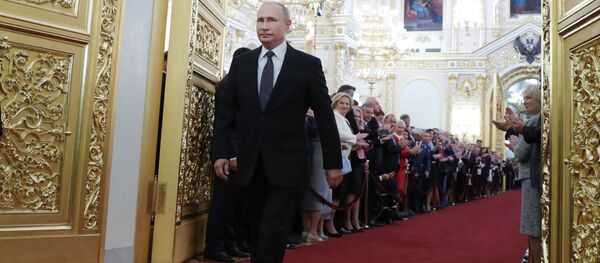 Избранный президент РФ Владимир Путин во время церемонии инаугурации в Кремле - Sputnik Грузия