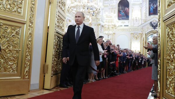 Избранный президент РФ Владимир Путин во время церемонии инаугурации в Кремле - Sputnik Грузия