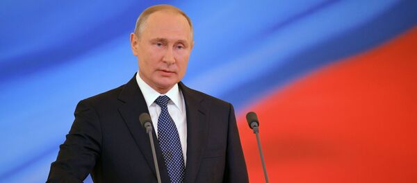 Избранный президент РФ Владимир Путин во время церемонии инаугурации в Кремле - Sputnik Грузия