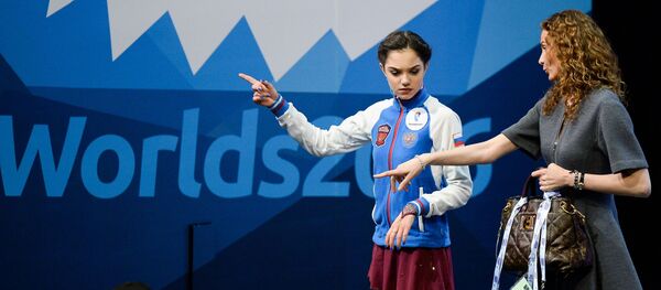 Евгения Медведева и ее тренер Этери Тутберидзе после выступления в короткой программе женского одиночного катания на чемпионате мира по фигурному катанию в Бостоне - Sputnik Грузия