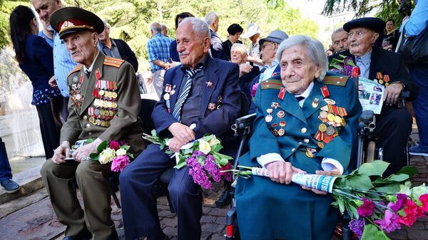 Ветераны возлагают цветы у могилы Неизвестного солдата в парке Ваке - Sputnik Грузия