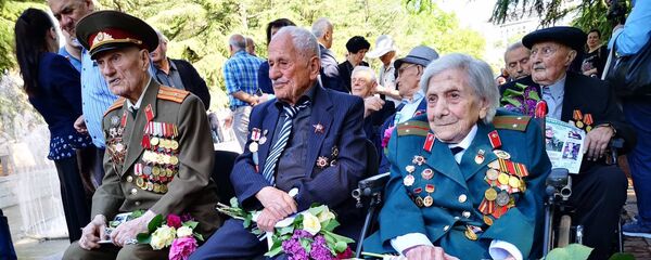 Ветераны возлагают цветы у могилы Неизвестного солдата в парке Ваке - Sputnik Грузия