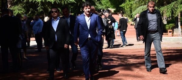 Мэр Каха Каладзе в парке Ваке в День Победы - Sputnik Грузия