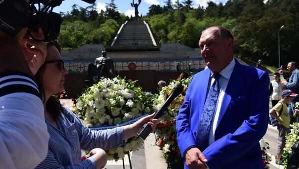 Николай Свентицкий у памятника Неизвестному солдату в парке Ваке - Sputnik Грузия