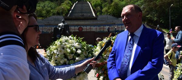 Николай Свентицкий у памятника Неизвестному солдату в парке Ваке - Sputnik Грузия