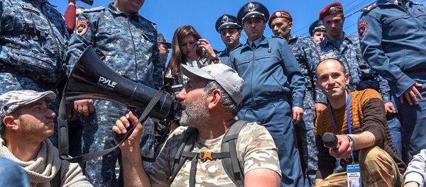 Лидер оппозиционной фракции Елк Никол Пашинян на мосту Победа (16 апреля 2018). Ереван - Sputnik Грузия