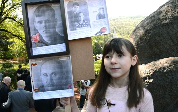 Среди участников акции в Тбилиси было довольно много детей. Они пришли с родителями, но вполне осознанно объясняли журналистам, почему они принимают участие в этой акции памяти - Sputnik Грузия
