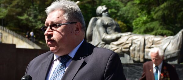 Глава Секции интересов РФ при Посольстве Швейцарии в Грузии Евгений Конышев в парке Ваке - Sputnik Грузия