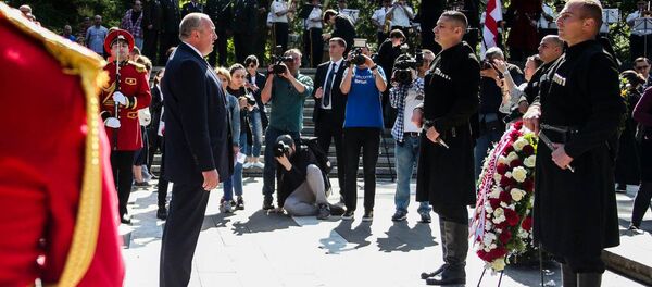 Президент Георгий Маргвелашвили в парке Ваке у могилы Неизвестного солдата - Sputnik Грузия
