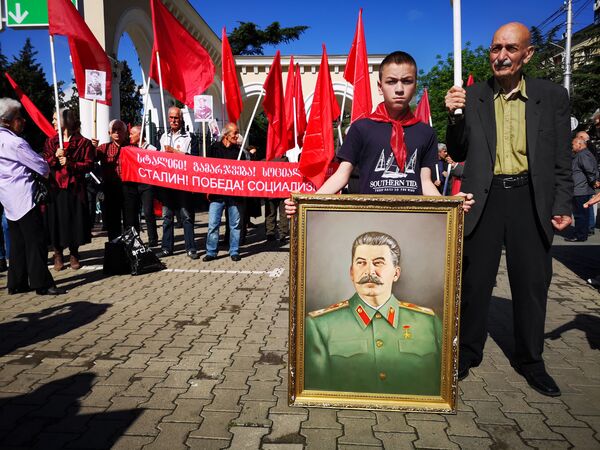 В День Победы в парке Ваке и у входа на его территорию можно увидеть непривычную для повседневного Тбилиси картину - людей с красными флагами и портретами Сталина - Sputnik Грузия