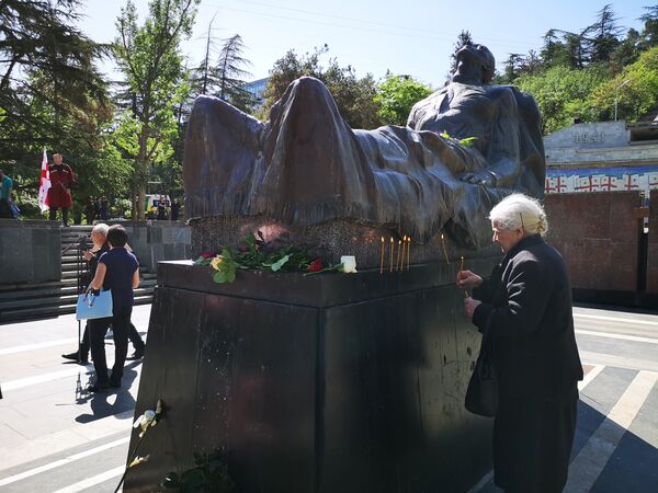 С раннего утра люди идут в парк Ваке к могиле Неизвестного солдата, чтобы в День Победы почтить память героев - Sputnik Грузия