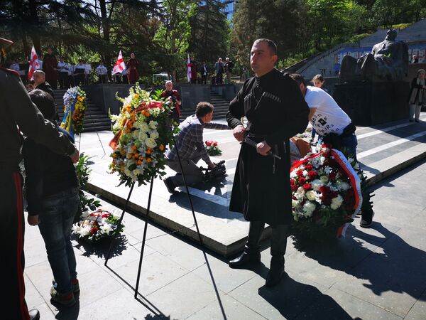 У могилы Неизвестному солдату в День Победы всегда выставлен почетный караул - военнослужащие одеты в грузинскую национальную одежду - Sputnik Грузия