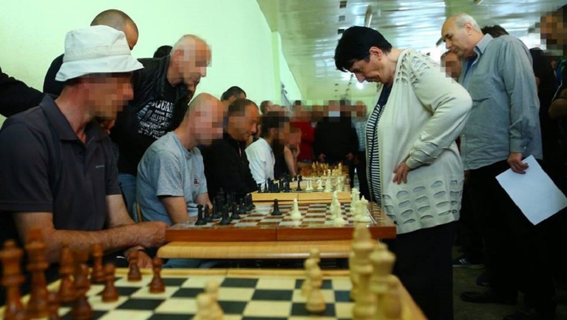 Шахматистка Нона Гаприндашвили проводит сеанс одновременной игры с заключенными - Sputnik Грузия, 1920, 15.09.2022