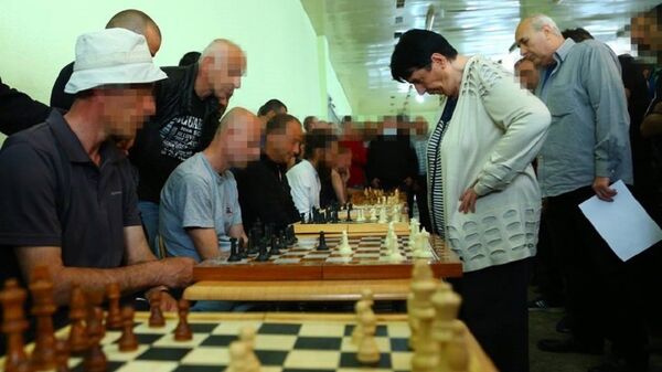 Шахматистка Нона Гаприндашвили проводит сеанс одновременной игры с заключенными - Sputnik Грузия