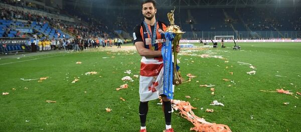 Грузинский футболист Давид Хочолава с Кубком Украины Грузинский футболист Давид Хочолава с Кубком Украины - Sputnik Грузия