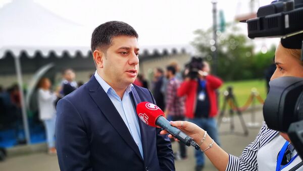 Депутат парламента Закария Куцнашвили дает интервью журналисту - Sputnik Грузия