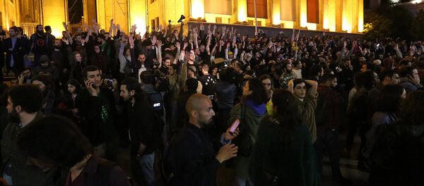 საპროტესტო აქცია პარლამენტის შენობის წინ რუსთაველზე საპროტესტო აქცია პარლამენტის შენობის წინ რუსთაველზე - Sputnik საქართველო