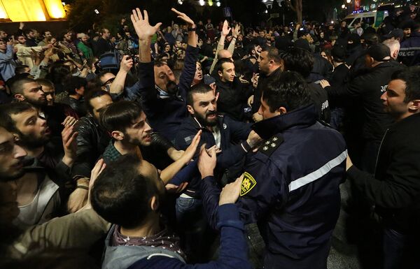 ... в ходе ее проведения также имели место стычки протестующих с полицией - Sputnik Грузия