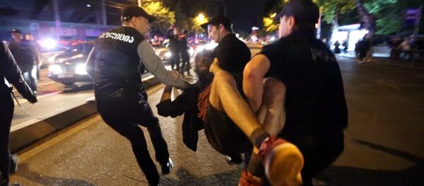 ღამის სპეცოპერაცია თბილისში: პოლიციასთან შეტაკებისა და დაკავების კადრები - Sputnik საქართველო