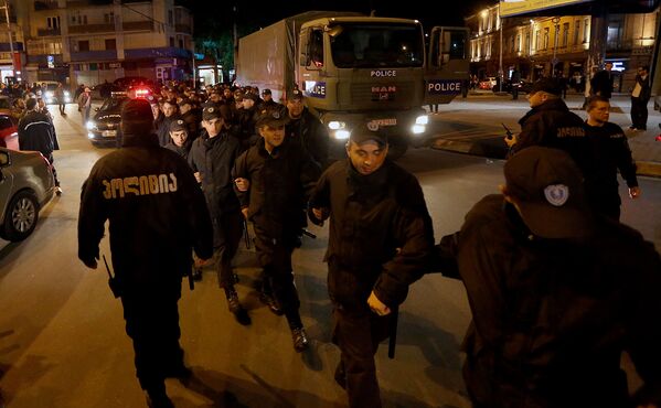На место проведения спецоперации у стадиона Динамо в центре Тбилиси были брошены дополнительные силы полиции, чтобы навести порядок на улицах - Sputnik Грузия