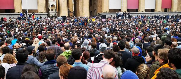 რამდენიმე ათასმა ადამიანმა პარლამენტის წინ  საპროტესტო აქციაში - Sputnik საქართველო