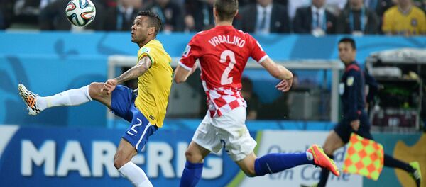 Игрок сборной Бразилии Дани Алвес (слева) - Sputnik Грузия