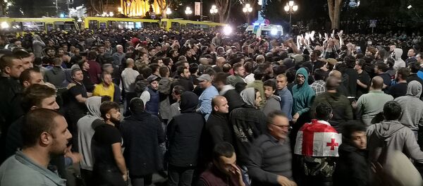 Одна из контракций на проспекте Руставели, участники которой были остановлены кордоном полиции у здания 1-й тбилисской гимназии Одна из контракций на проспекте Руставели, участники которой были остановлены кордоном полиции у здания 1-й тбилисской гимназии - Sputnik Грузия