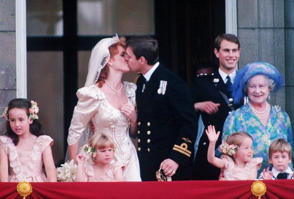 Принц Эндрю целует свою невесту Сару на балконе Букингемского дворца после свадьбы в Вестминстерском аббатстве - Sputnik Грузия
